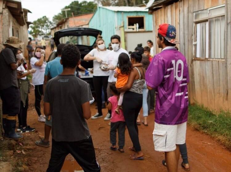 Voluntários do Good Truck distribuem marmitas na CIC. Foto: Reprodução/Instagram Voluntários do Good Truck distribuem marmitas na CIC. Foto: Reprodução/Instagram