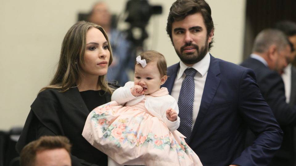 Deputada Maria Victoria, marido e filha também estão com a Covid-19 Deputada Maria Victoria (PP), o marido Diego Campos e a filha Maria Antonia