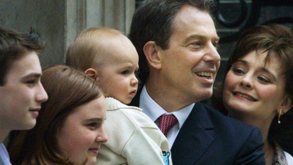 O que é social-democracia? Nesta foto de arquivo tirada em 8 de junho de 2001, o então primeiro-ministro britânico, Tony Blair, e seu filho Leo (ao centro), com sua esposa Cherie (à direita) e o filho Nicholas (à esquerda) e a filha Kathryn: proteção social e liberdade de mercado