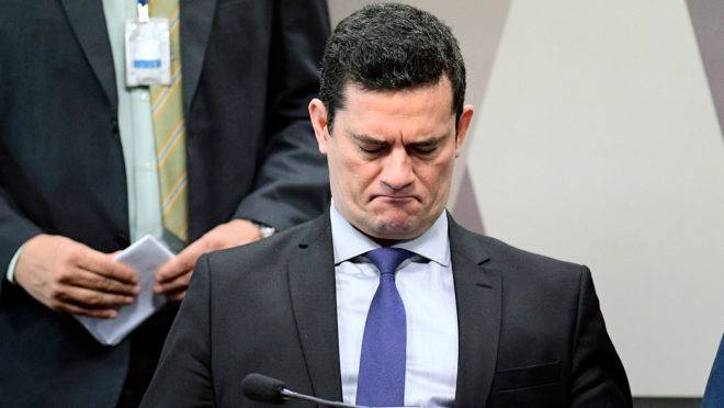 Ex-ministro Sergio Moro acusa o presidente Jair Bolsonaro de tentar interferir politicamente na Polícia Federal.