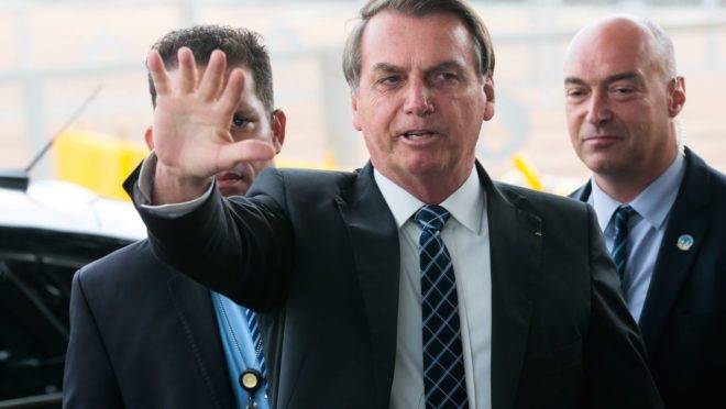 Presidente Jair Bolsonaro articula apoio do Centrão.