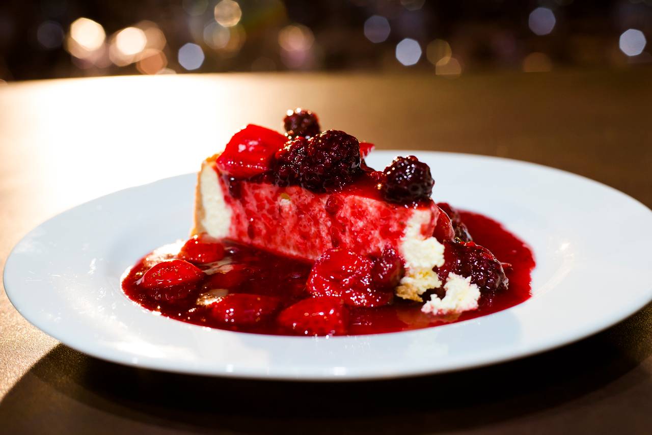 A cheesecake com calda de frutas vermelhas, sobremesa icônica da chef Eva dos Santos, seguirá no cardápio da Praça do Victor A cheesecake com calda de frutas vermelhas, sobremesa icônica da chef Eva dos Santos, seguirá no cardápio da Praça do Victor