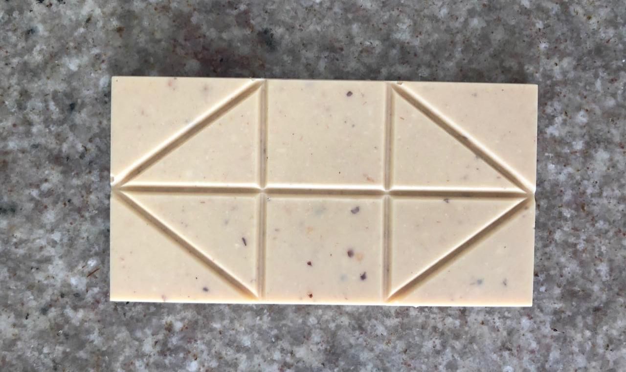 caos chocolate - chocolate branco com avelã caos chocolate - chocolate branco com avelã