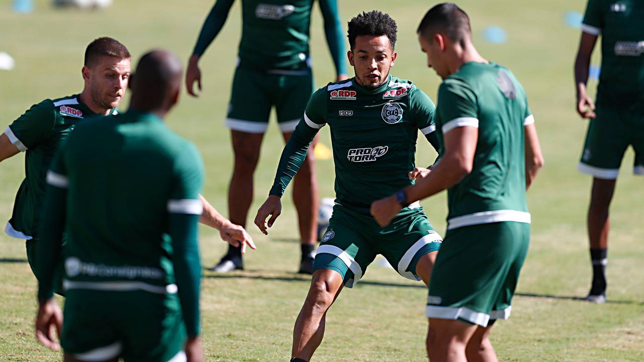 Elenco do Coxa, que inclui o meia-atacante Rafinha, terá os salários reduzidos. Elenco do Coxa, que inclui o meia-atacante Rafinha, terá os salários reduzidos.