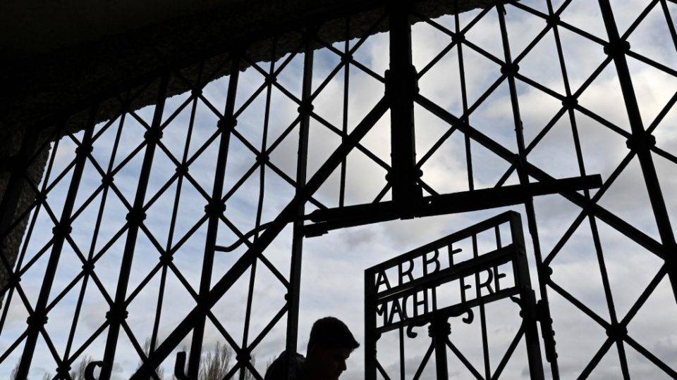 Ernesto Araújo e os campos de extermínio nazistas Portão de entrada do antigo campo de concentração em Dachau, sul da Alemanha, com a inscrição “O trabalho liberta”
