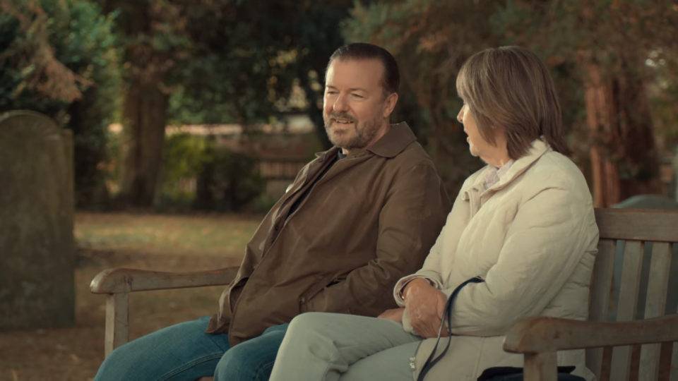 Como Ricky Gervais abandonou o desespero niilista para criar um humor caridoso “After Life”, série de Rick Gervais, parte de uma premissa extremamente sombria, mas, aos poucos, se rende ao espírito generoso da humanidade.