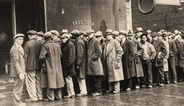 Desempregados fazem fila por comida, na Grande Depressão