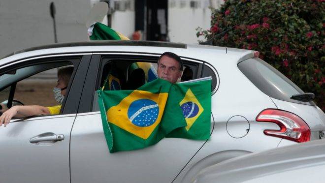 Carreatas pelo Brasil pedem a reabertura do comércio e o fim do relaxamento social.