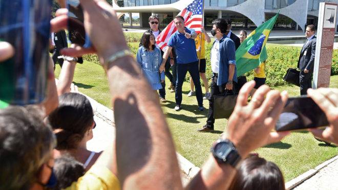 Manifestantes acenam para o presidente Jair Bolsonaro no Palácio da Alvorada, em Brasília