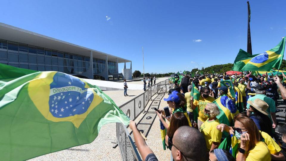 Manifestantes pró-governo Bolsonaro se aglomeram em frente ao Palácio do Planalto, em Brasília
