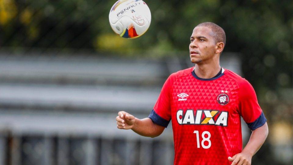 Walter faz acordo com o Athletico e treina sob orientação do clube