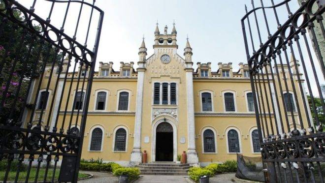 Santa Casa de Curitiba já abriu 10 leitos de UTI para pacientes com coronavírus.