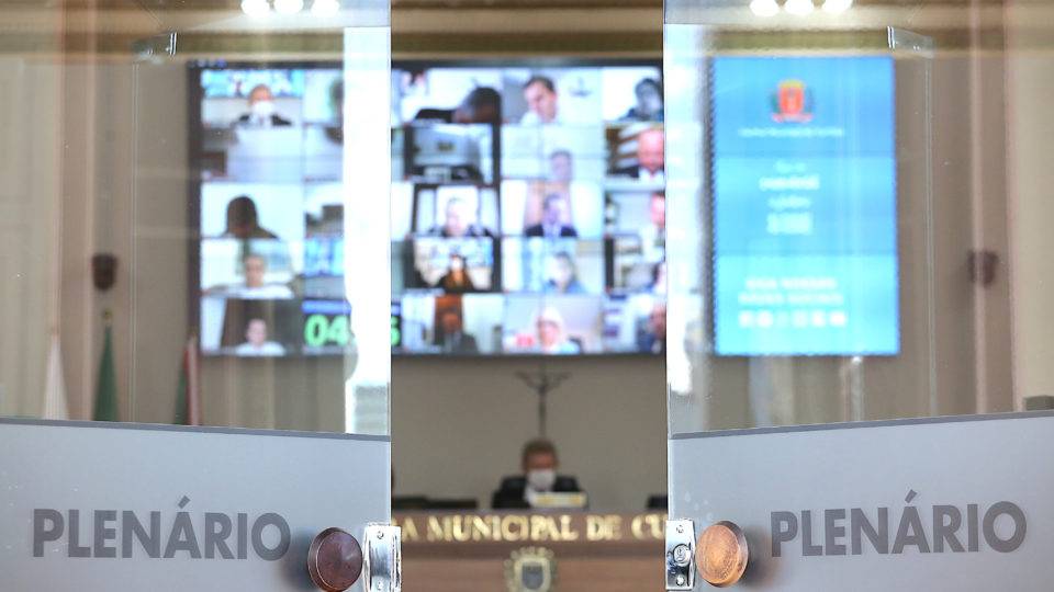 Após bate-boca, vereadores aprovam aumento de alíquota previdenciária dos servidores Sessão plenária realizada na Câmara Municipal de Curitiba com participação remota dos vereadores