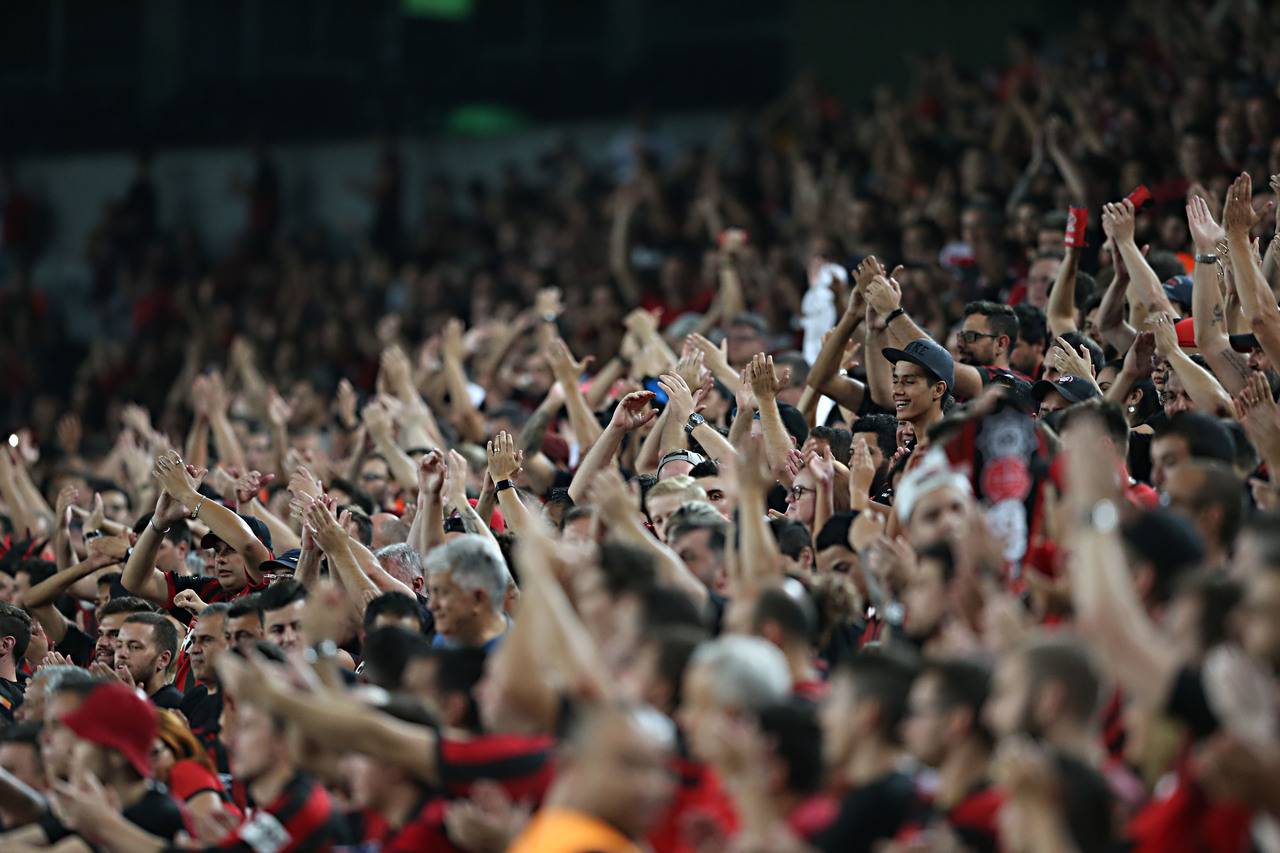 Torcida do Athletico Paranaense em partida na Arena da Baixada.
