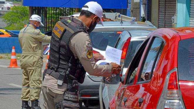 Agente de trânsito orienta motorista em São Luís sobre restrição na circulação por causa da pandemia do coronavírus: justiça decretou lockdown na capital maranhense.