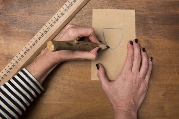 Artigos como uma almofada sem costura são boas opções de presente para a mãe que gosta de decoração. Foto: Letícia Akemi/Gazeta do Povo