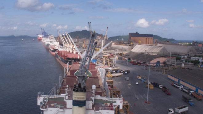 Movimento no porto de Paranaguá.