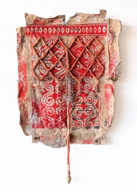 Arte "Sobre a Pele", de Andrey Zignnatto, na Galeria Janaína Torres: urucum
com resina acrílica, cerâmica e barbante sobre papel de saco. Arte "Sobre a Pele", de Andrey Zignnatto, na Galeria Janaína Torres: urucum
com resina acrílica, cerâmica e barbante sobre papel de saco.