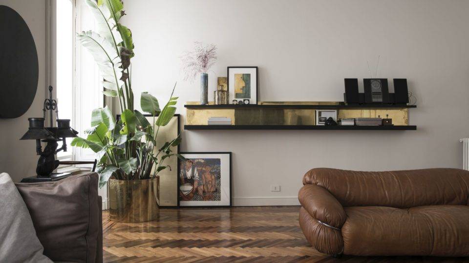 Apartamento dos anos 1920 ganha reforma encantadora e personalizada Piso de madeira com as marcas do tempo e peças dos anos 1960 e 1970 dão tom no apartamento em Milão do casal a frente do Dainelli Studio.