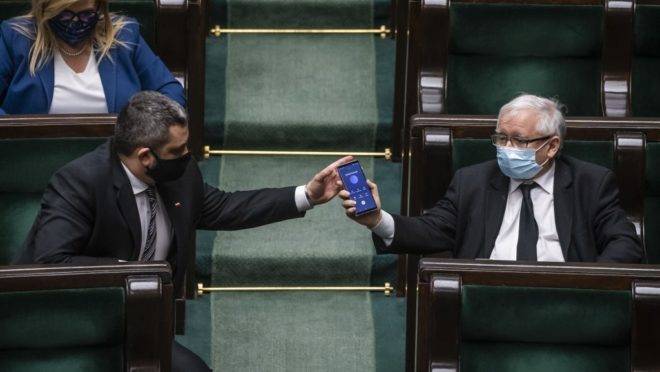 Jaroslaw Kaczynski (dir.), líder do partido Lei e Justiça (PiS), em sessão da câmara baixa do parlamento, em Varsóvia, Polônia, 6 de maio de 2020