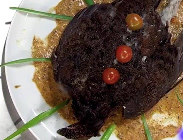 A masterchef Saray Carrillo apresentou uma ave crua e com penas aos jurados. Foto: Reprodução/Masterchef España