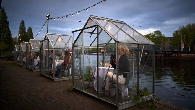 Restaurante do centro de artes Mediamatic inaugurou jantares em estufas para driblar a crise da Covid-19. Os ingressos para o menu degustação de quatro pratos estão esgotados até junho.