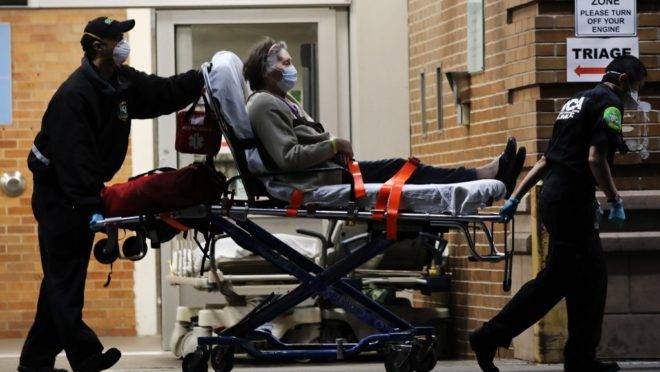 Médicos levam pacientes para uma área especial para infectados por coronavírus em centro médico de Nova York, EUA, 6 de maio de 2020