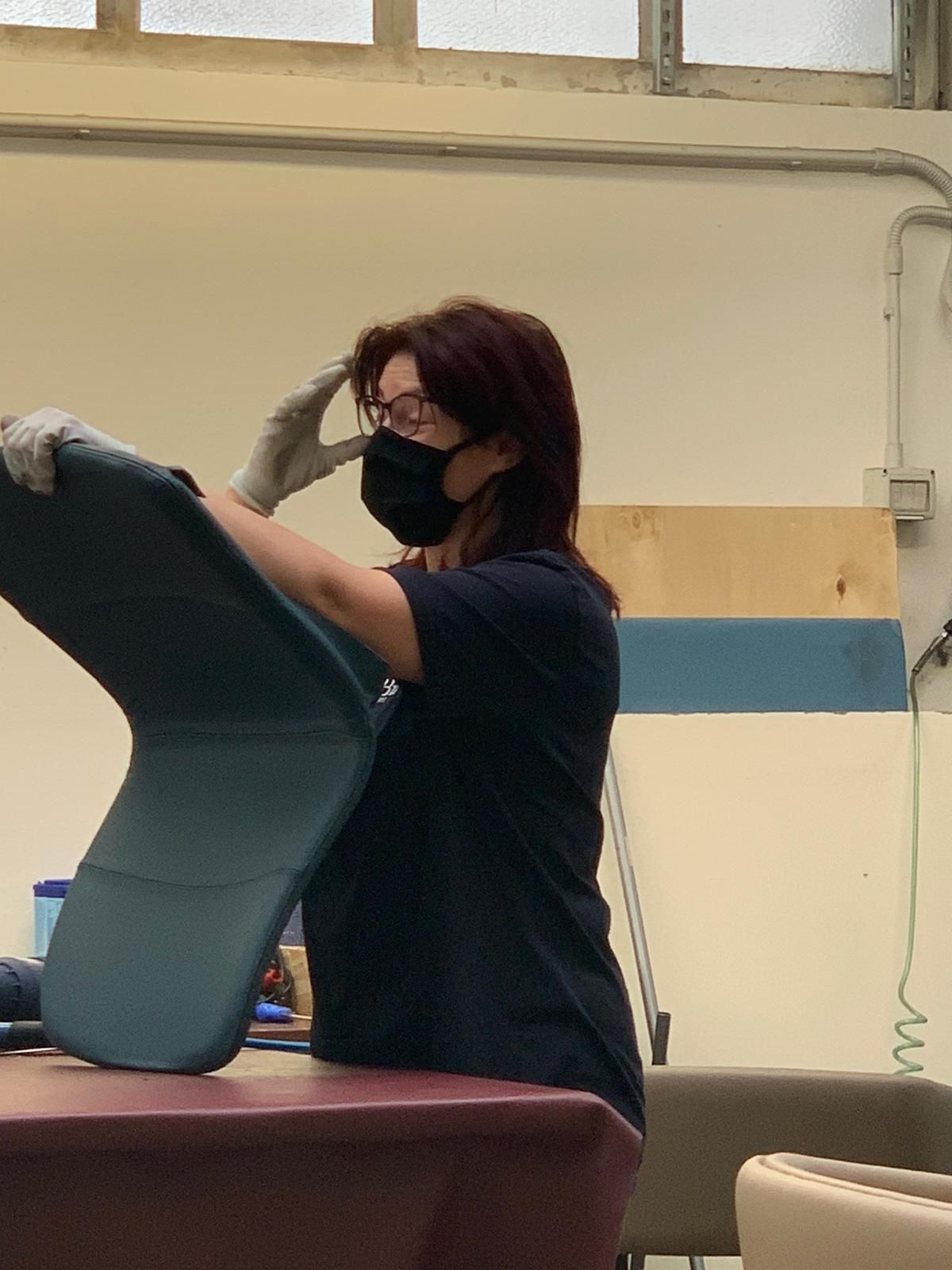 Operária da Billiani volta ao trabalho na linha de produção. Operária da Billiani volta ao trabalho na linha de produção.