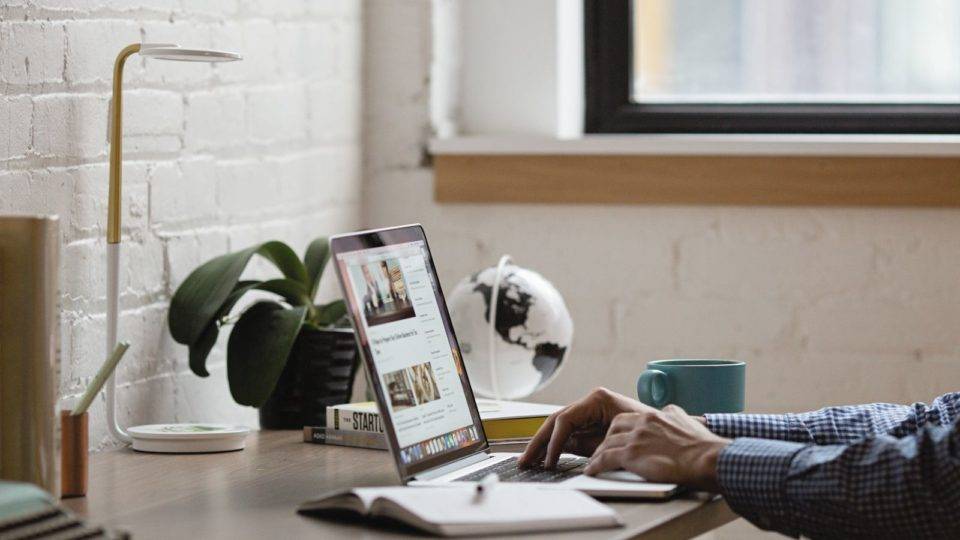Pesquisas mostram que o home office é uma das soluções que vieram para ficar nas empresas no cenário pós-pandemia.