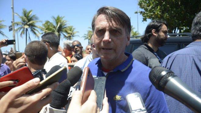 O presidente eleito, Jair Bolsonaro, fala com jornalistas.