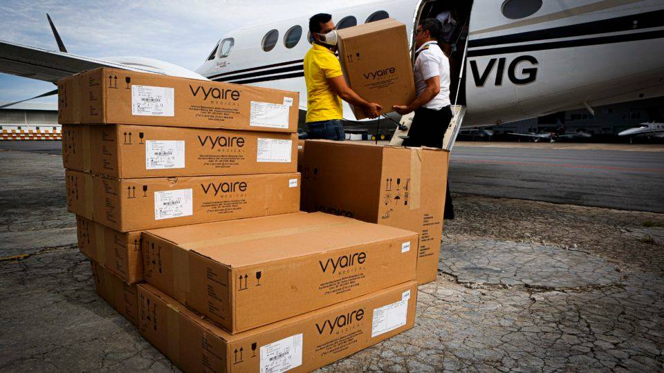 Chegada de respiradores em Pernambuco que tinham sido retidos pela fabricante: equipamentos foram liberados por ordem judicial.