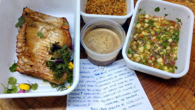 Costela de pacu defumado, tartare de banana, farofa de pão e ervas e molho de mariscos – o prato da chef Claudia Krauspenhar no Mestre do Sabor chegando em casa, por delivery.