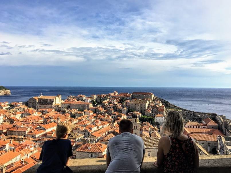 Dubrovnik foi o primeiro porto do Mediterrâneo a isolar pessoas, animais e mercadorias provenientes de áreas infectadas por mar ou terra, mantendo-os separados da população saudável. Dubrovnik foi o primeiro porto do Mediterrâneo a isolar pessoas, animais e mercadorias provenientes de áreas infectadas por mar ou terra, mantendo-os separados da população saudável.
