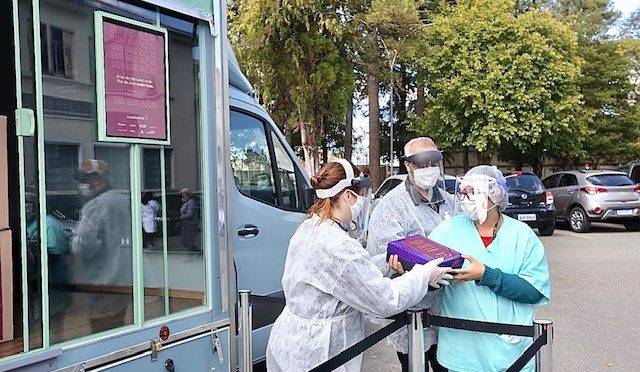 Empresa faz ação para homenagear mães de profissionais de saúde.