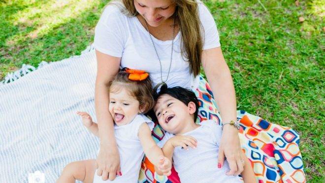 Ana Carolina e seus filhos João e Maria, de 5 e 6 anos.