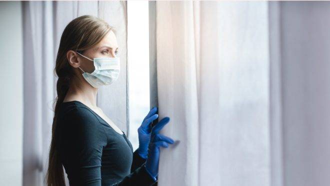 As mulheres são mais propensas a sofrer com ansiedade e depressão durante a epidemia, em especial as que continuam trabalhando
