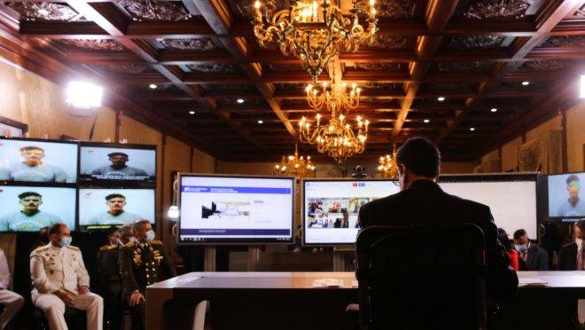 O ditador da Venezuela, Nicolás Maduro, fala com correspondentes internacionais por videoconferência no palácio presidencial em Caracas, 6 de maio de 2020