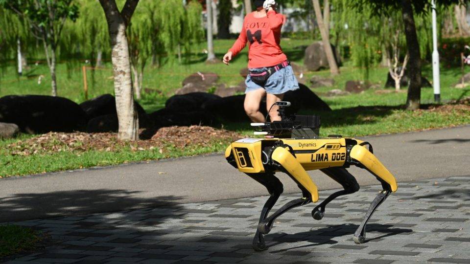 Singapura usa cão-robô para fiscalizar distanciamento social em parques O robô Spot transmite uma mensagem gravada para lembrar as pessoas de manterem distância para evitar o contágio por coronavírus em parque de Singapura, 8 de maio