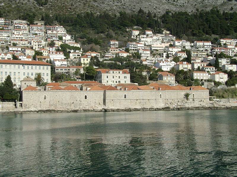 Lazarettos (em primeiro plano) construídos para quarentena em Dubrovnik. Lazarettos (em primeiro plano) construídos para quarentena em Dubrovnik.