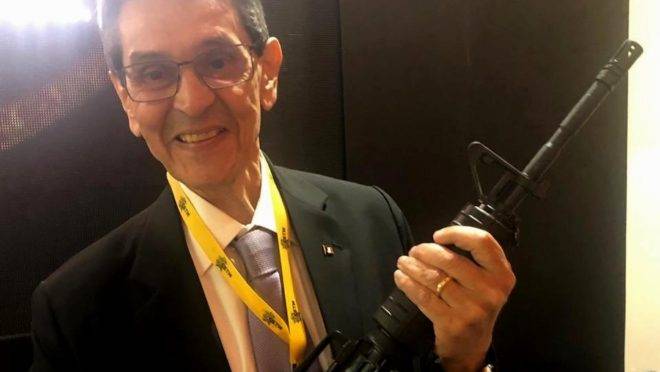 Roberto Jefferson publicou foto e disse que se prepara para combate “contra o comunismo, contra a ditadura, contra a tirania, contra os traidores, contra os vendilhões da Pátria.”