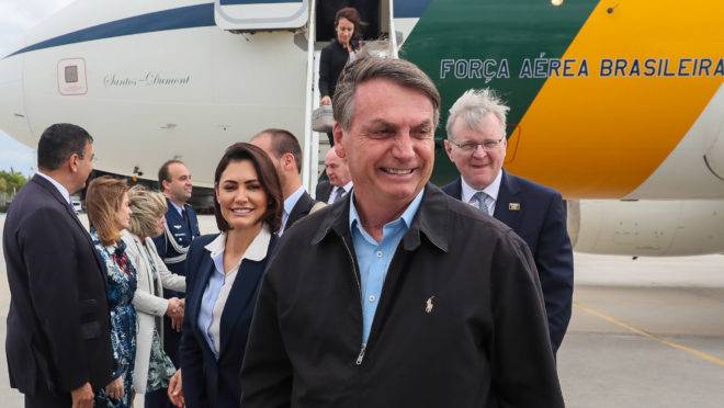 Bolsonaro desembarca na Flórida (EUA), em março deste ano: maior parte das despesas em cartão corporativo do presidente em 2020 foi feita em viagens nacionais e internacionais.