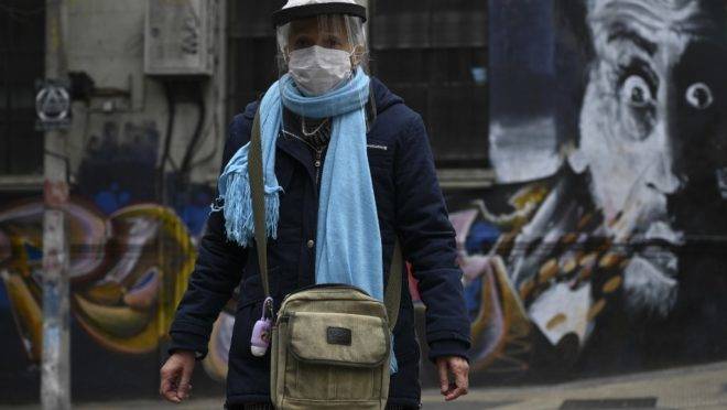 Mulher usa máscaras de proteção durante pandemia do novo coronavírus em Montevidéu, Uruguai, 7 de maio de 2020