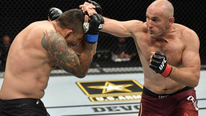 Fabrício Werdum foi derrotado por russo.