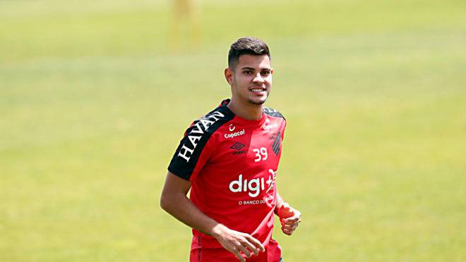 Bruno Guimarães deixou o Athletico no início deste ano.