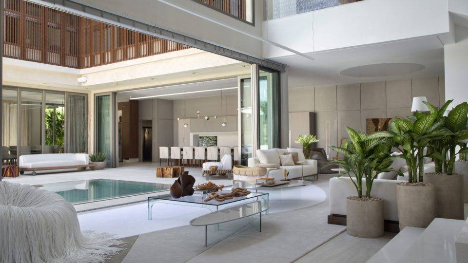 Ícones de design, integração e conforto marcam projeto de mansão litorânea Casa com 1.715 m² tem decoração assinada pelo arquiteto Gabriel Fernandes. Peças de design e obras de arte são destaque na curadoria de peças.
