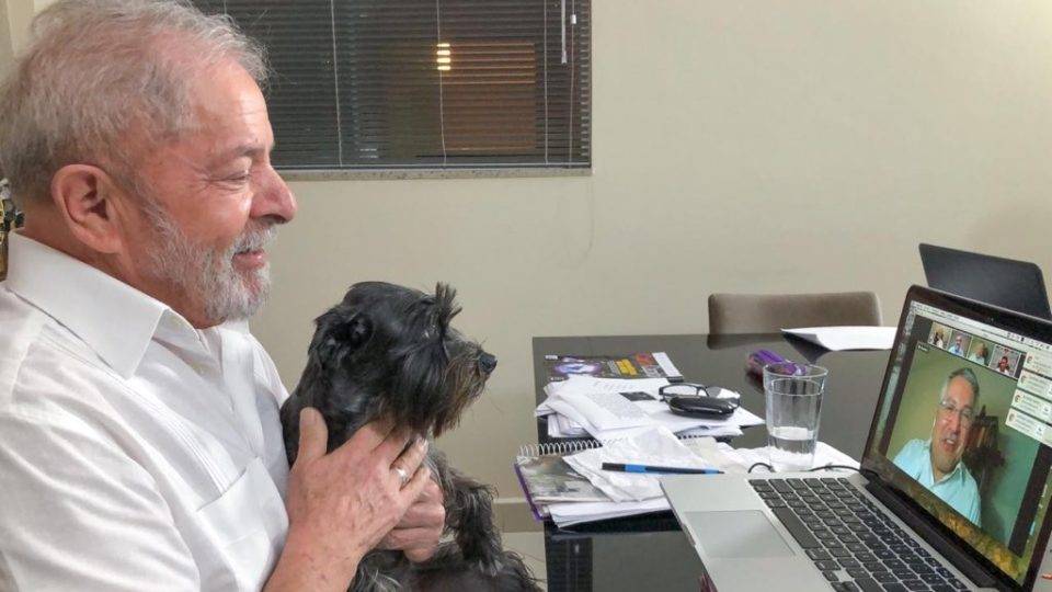 De casa, Lula conversa pela internet com o ex-ministro Alexandre Padilha: ex-presidente não assumiu o protagonismo na oposição ao governo Bolsonaro.