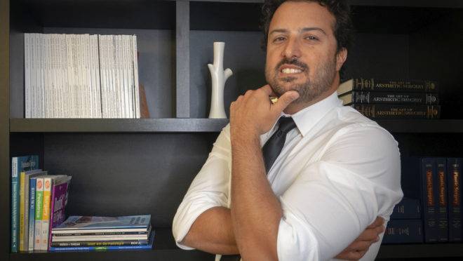 Dr Mauricio Baggio em seu consultório