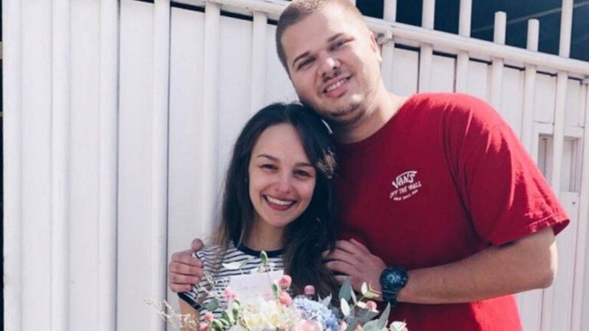 Os padrinhos do casal combinaram de visitá-los no dia em que estava previsto o casamento, adiado agora para agosto