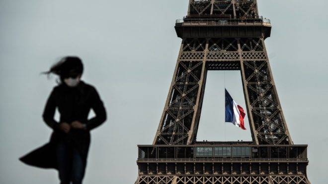 Torre Eiffel, em Paris, nesta segunda-feira (11), primeiro dia da redução das medidas de confinamento da França para conter a propagação do novo coronavírus Torre Eiffel, em Paris, nesta segunda-feira (11), primeiro dia da redução das medidas de confinamento da França para conter a propagação do novo coronavírus