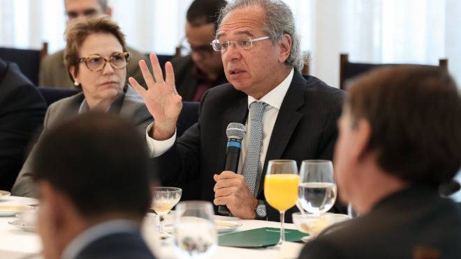 O ministro Paulo Guedes em reunião do Conselho de Governo: plano da equipe econômica para retomada da economia no pós-coronavírus é essencialmente igual ao projeto de antes da pandemia.